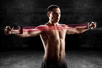 Упражнения для укрепление мышц груди и плеч с помощью эспандера