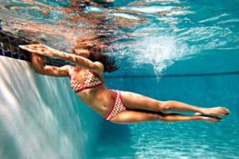 Упражнения в бассейне для бёдер и ягодиц Самые эффективные упражнения в бассейне для похудения